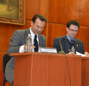 Alejandro González Gómez, presidente del Poder Judicial de Michoacán y Rafael Estrada Michel, director del INACIPE, suscribieron el convenio.