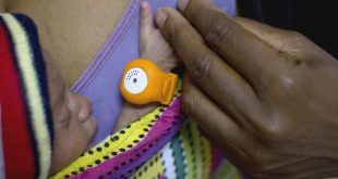 Un bebé en Papua Nueva Guinea lleva un brazalete que avisa de si tiene hipotermina en el hospital Mendi General.