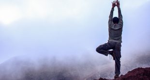 El árbol es una de las posturas más conocidas del yoga. Ahmed Soliman la practica en un entorno natural.
