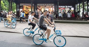 Jóvenes en bicicleta en Hangzhou, China