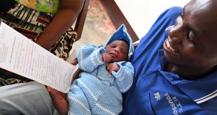 Un recién nacido recibe su certificado de nacimiento en la República Democrática del Congo.