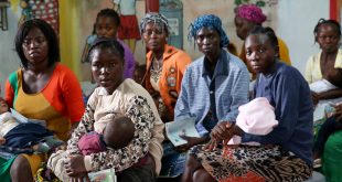 Pacientes en espera de recibir atención en un hospital de Monrovia, en Liberia.