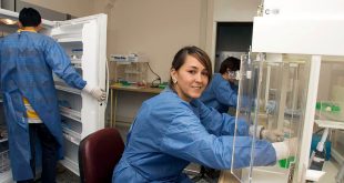 Asistentes de laboratorio sobre el Virus del Papiloma Humano y el Instituto de investigación sobre el Cáncer en Colombia.