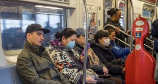 Pasajeros con mascarillas en el metro de Nueva York