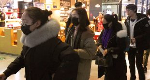 Pasajeros con mascarillas contra el coronavirus en el aeropuerto internacional de Chengdu Shuangliu en China