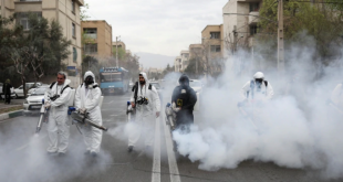 Bomberos desinfectan las calles de Teherán en vísperas del Nowruz, el año nuevo persa, 20 de marzo