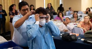 Trabajadores de salud reciben capacitación sobre el manejo de pacientes con coronavirus en Guatemala.