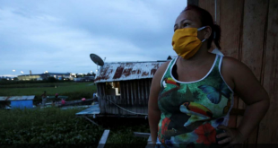 Una mujer con mascarilla en el barrio de chabolas de Educandos en Manaos, Brasil.