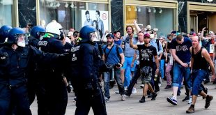 Manifestantes y policías en las inmediaciones de Alexanderplatz, en Berlín
