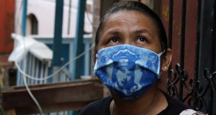 Una mujer con mascarilla en el barrio de chabolas de Educandos en Manaos, Brasil.