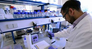 Científico trabaja en un laboratorio en Viena, Austria.