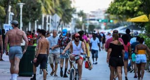 Gente andando por la calle Ocean Drive en Miami Beach el 26 de junio de 2020