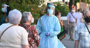 Varias personas esperan su turno para las pruebas aleatorias de PCR en el distrito de Carabanchel en Madrid