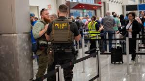 Presencia de agentes de ICE en aeropuertos genera miedo entre inmigrantes  pasajeros y trabajadores | Telemundo